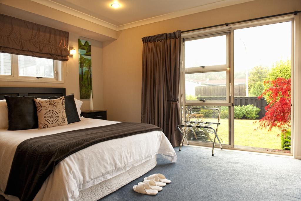 บีแอนด์บี แอ็ด เดอะ เรดวู้ดส์ Bed & Breakfast โรโตรัว ภายนอก รูปภาพ