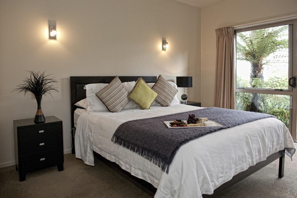 บีแอนด์บี แอ็ด เดอะ เรดวู้ดส์ Bed & Breakfast โรโตรัว ภายนอก รูปภาพ