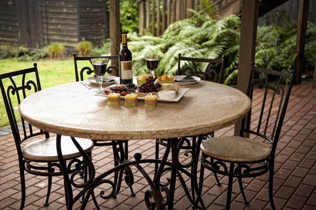 บีแอนด์บี แอ็ด เดอะ เรดวู้ดส์ Bed & Breakfast โรโตรัว ภายนอก รูปภาพ
